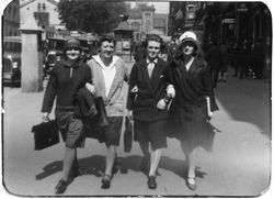 Vier Frauen in der Reichsstraße Saarbrücken um 1930