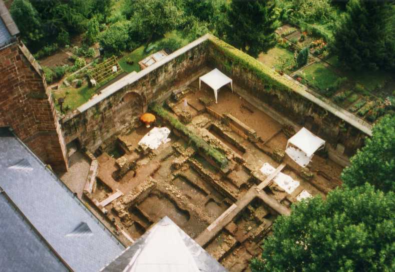 Grabungsfläche vom Westturm der Stiftskirche aus (1999)