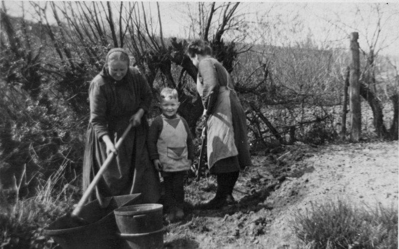 Zwei Bäuerinnen mit Kind, Unterhaun in Hessen um 1935