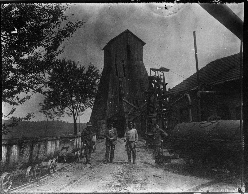 Bergleute am Förderturm, wohl Saarland um 1890