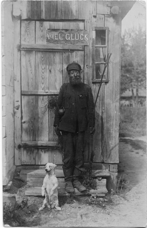 Schornsteinfeger mit Hund, wohl um 1910