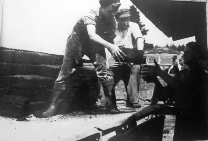 Verladen von Torfbriketts, Schöneck im Vogtland um 1948