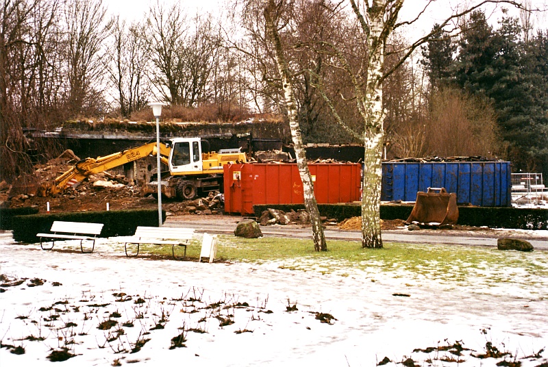 2002: Abbruch des Gebäudes nach einem Brand