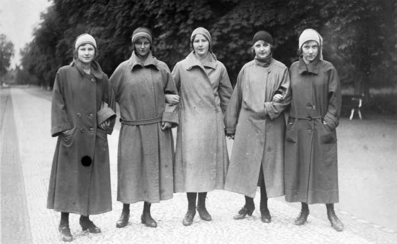 Fünf Frauen im Kurpark, Bad Homburg 1924