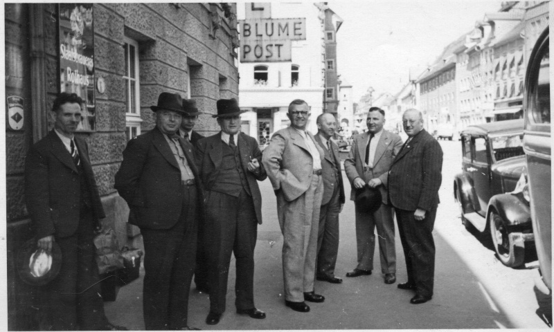 Männergruppe vor Staatsbrauerei Rothaus, um 1930