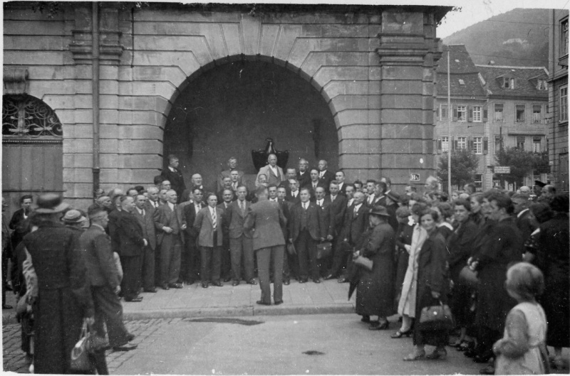 Sängergruppe am Saardenkmal in Heidelberg am 06.09.1936