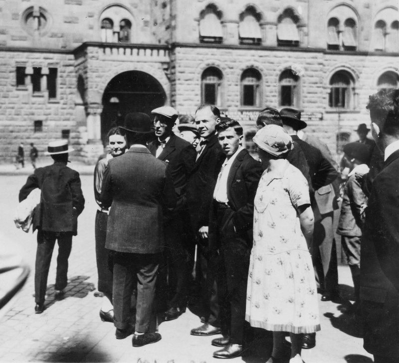 Gruppe vor Rathaus, wohl Ende 1920er