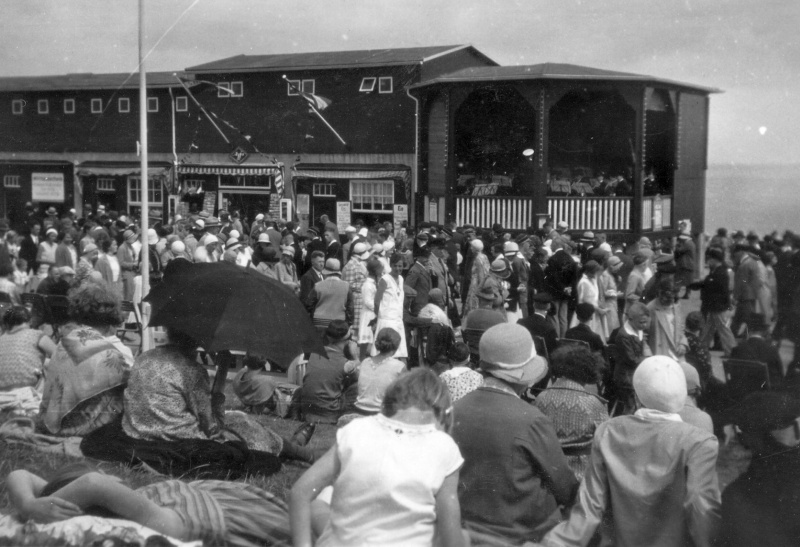 Konzert an der Uferpromenade, um 1930