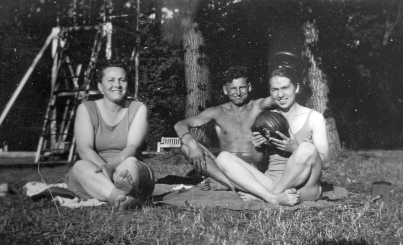 Im Badepark bei Landstuhl, Sommer 1938