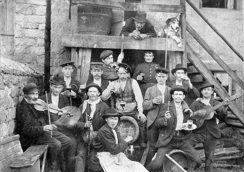 Bierselige Männergruppe mit Musik und Hund, wohl um 1900-1910