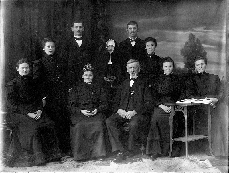 Familie Limbach aus Kohlhof (Neunkirchen / Saar) zur Goldenen Hochzeit, um 1900-1910