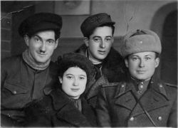 Rotarmist mit Freunden, wohl 1930-40er