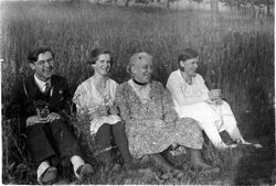 Drei Geschwister mit Mutter, Rheinland um 1930