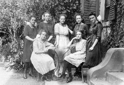 Gruppe junger Frauen im Hausgarten, 1921
