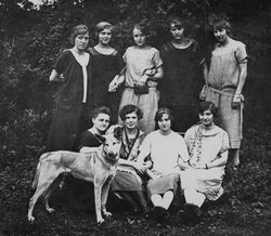 Frauengruppe mit Schäferhund, Saarland 1920er