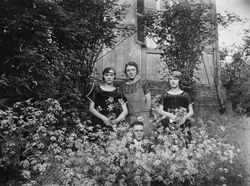 Vier im Garten bei Neunkirchen (Saar), wohl Mitte 1920er