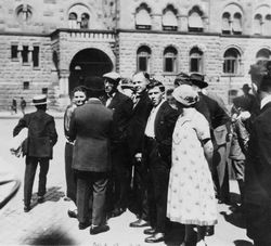 Gruppe vor Rathaus, wohl Ende 1920er