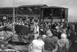 Konzert an der Uferpromenade, um 1930