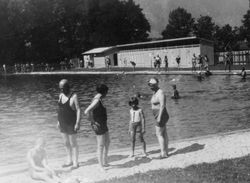 Im Freibad, wohl Saarland um 1930