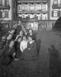 Neun Frauen am Dreikaiserhof, Bad Homburg 1926