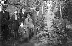 Gruppe im Garten, Saarbrücken um 1940