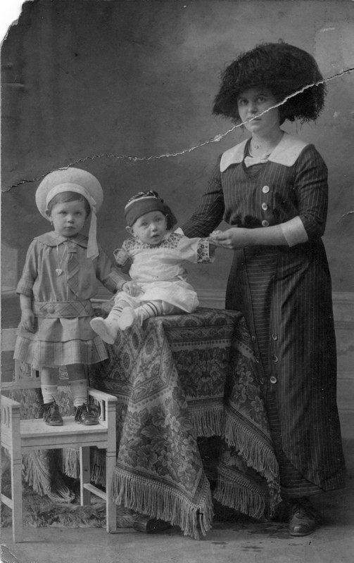 Mutter mit Kindern um 1900