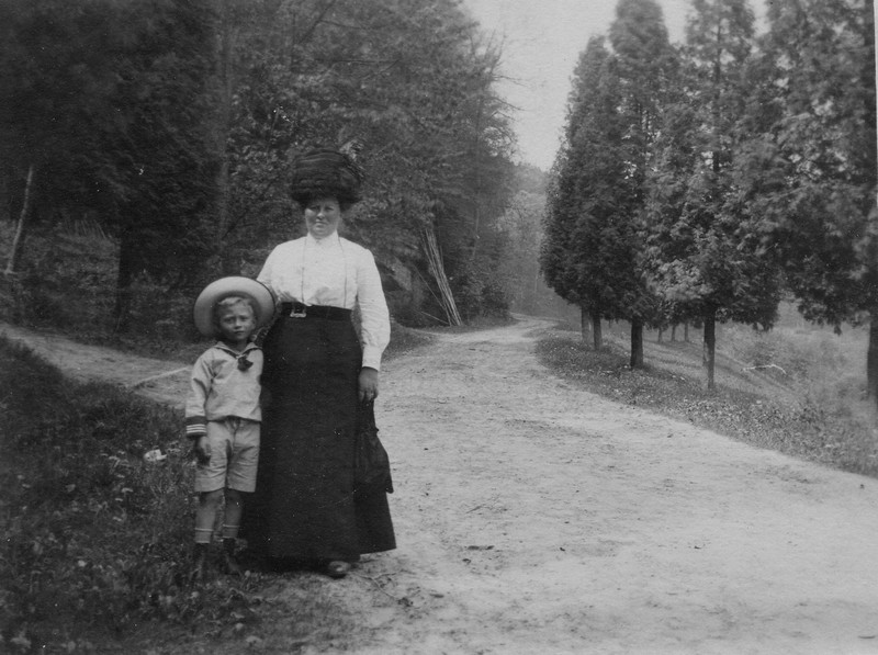 Mutter mit Kind im Wald, um 1900