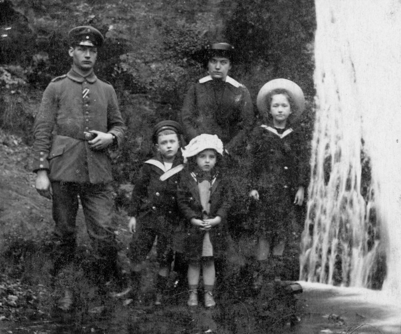 Familie am Wasserfall, um 1915