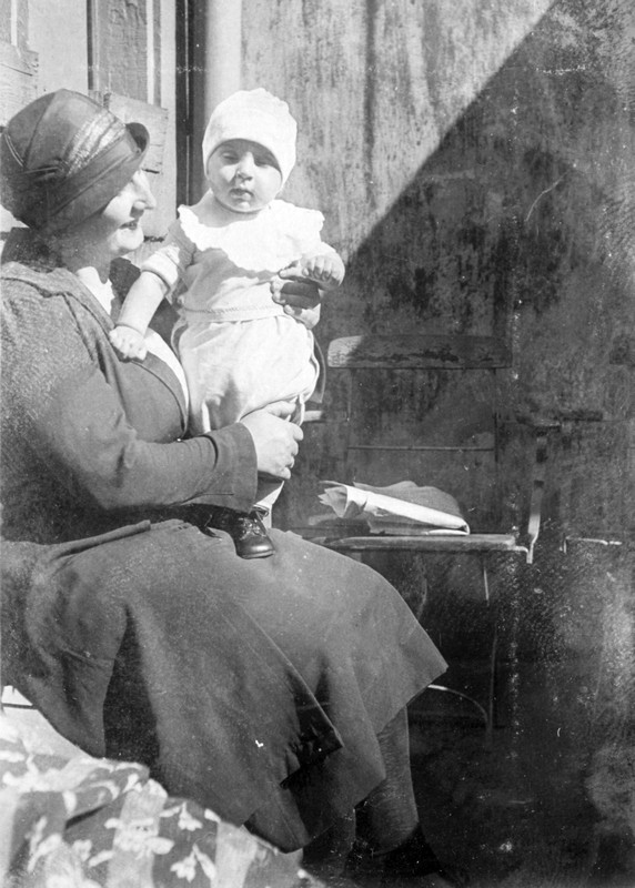 Mit Mutter auf der Terrasse oder im Hof, wohl 1920er