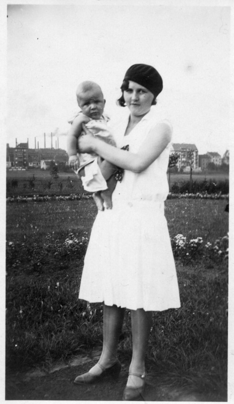 Mit Mutter im Garten, 1930