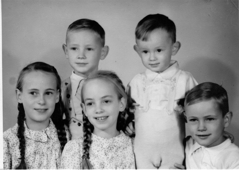 Fünf Geschwister in Stolp, Pommern 1944