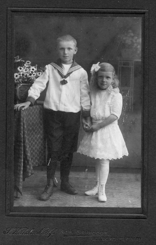 2 Geschwister in Neunkirchen, ca. 1914-18
