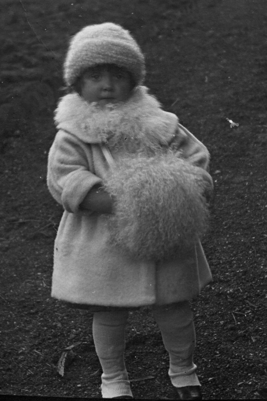 Wintermädchen mit Muff, Saarland 1920-30er
