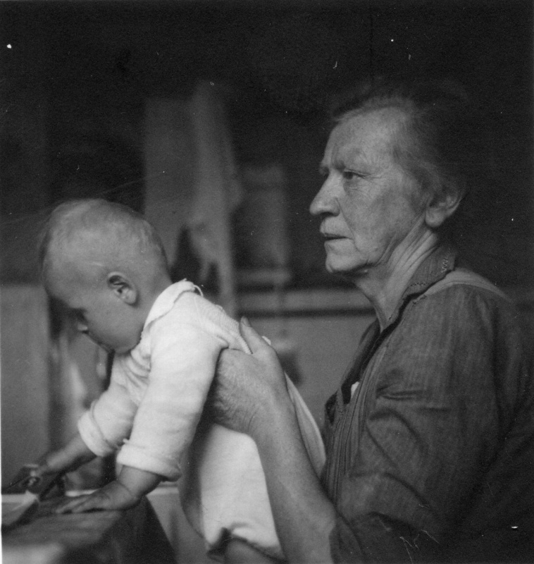 Großmutter mit Enkel, Saarland 1930er