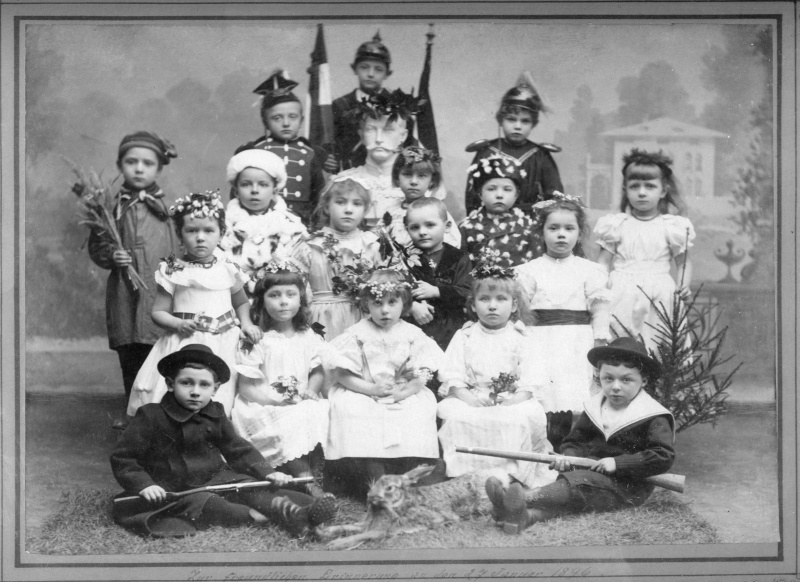 Kindergruppe zu Kaiser Wilhelms 37. am 27.01.1896