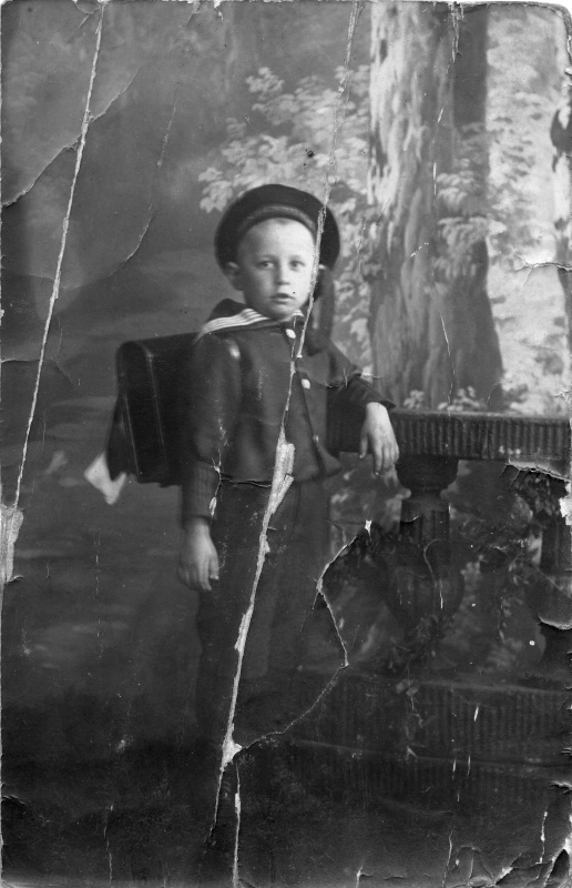 Im Matrosenanzug mit Schulranzen, wohl 1910er