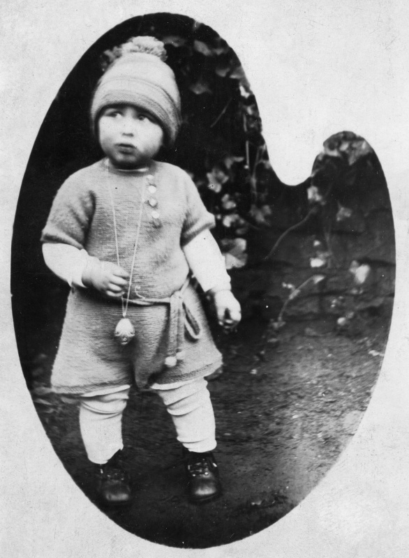 Kleinkind im Malerpalette, wohl 1930er
