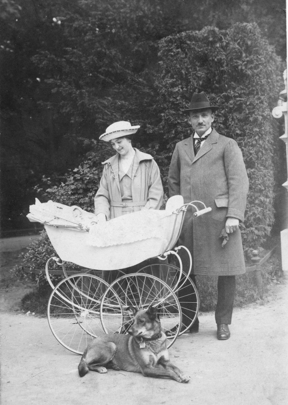 Paar mit Kinderwagen und Hund, Berlin 1922