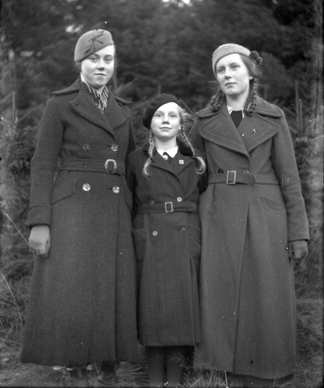 Drei Mädchen im Mantel, 1930er