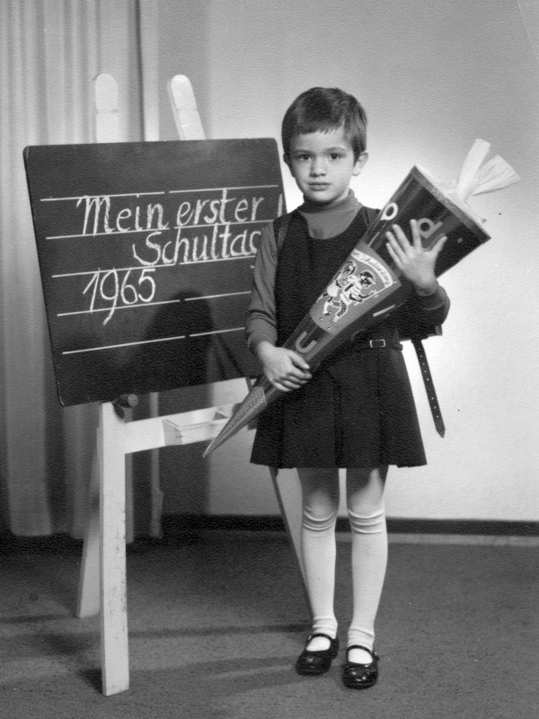 Mädchen mit Schultüte zum ersten Schultag, Dudweiler 1965