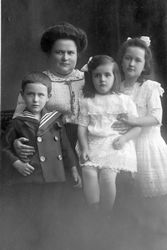 Mutter mit Kindern, um 1900-1910