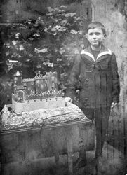 Junge mit Burgmodell, wohl um 1910