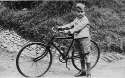 Junge mit Fahrrad, wohl 1930er Jahre