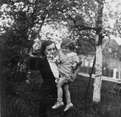 Mutter mit Kind, Dudweiler / Saar 1937