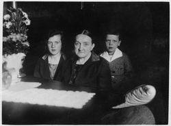 Großmutter mit ihren 2 Enkeln, wohl 1920-30er