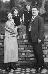 Stolze Eltern, Friedrichsthal 1920-30er