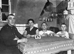 Familie am Küchentisch, wohl um 1910