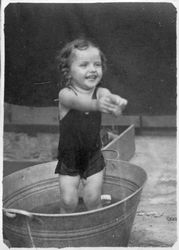 Mädchen beim Bad in der Zinkwanne, um 1935