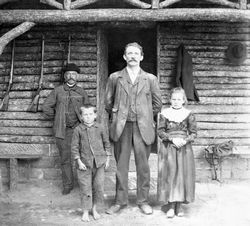 Kinder vor Jagdhütte, Südwestdeutschland um 1890