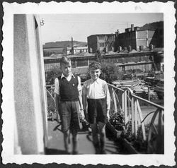 2 Jungen auf dem Balkon, Saarbrücken um 1940